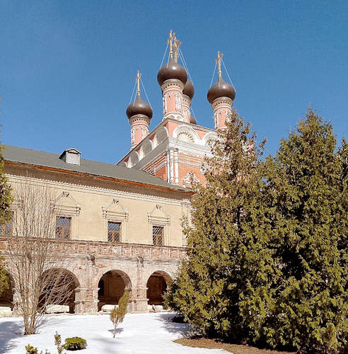Белым городом от Рождественского монастыря до Высоко-Петровского