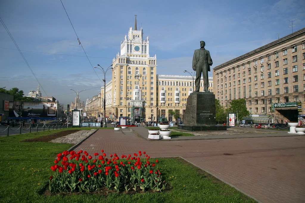 Памятник маяковскому в москве